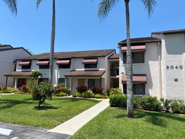 Foto del edificio - 5040 Rose Hill Dr