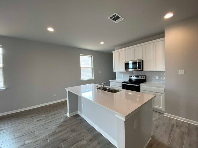 Foto del edificio - 4 bedroom home for lease