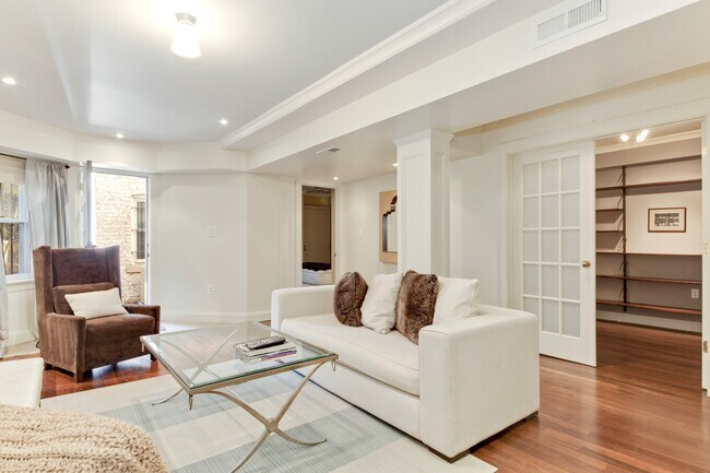 Foto del edificio - 2114 Bancroft Pl NW