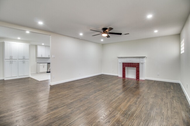 Building Photo - 975 S Waco St