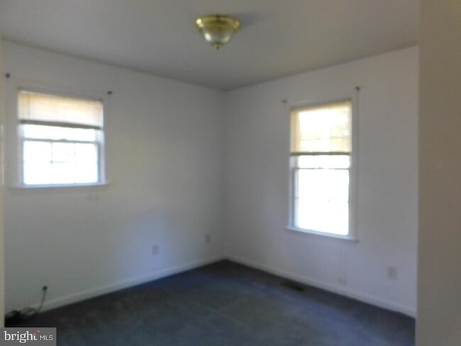 Building Photo - 224 W Broaddus Ave