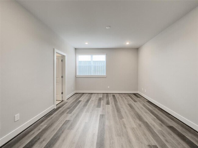 Building Photo - 1252 N Post Oak Rd