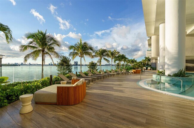 Foto del edificio - 700 NE 24th St