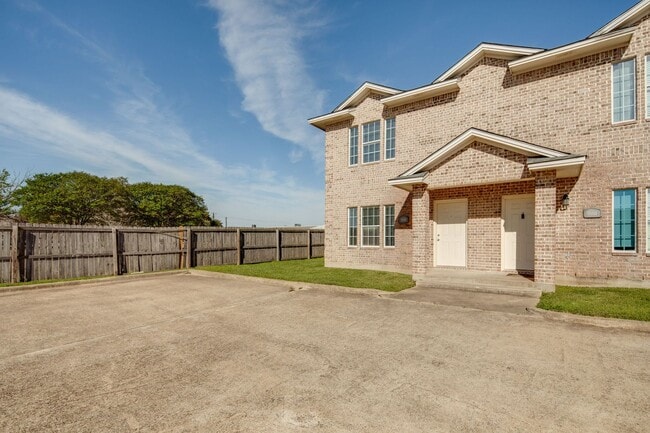 Foto del edificio - IMMEDIATE MOVE IN!!!  3 bedroom 3 Bathroom Duplex Next Door to Blinn!
