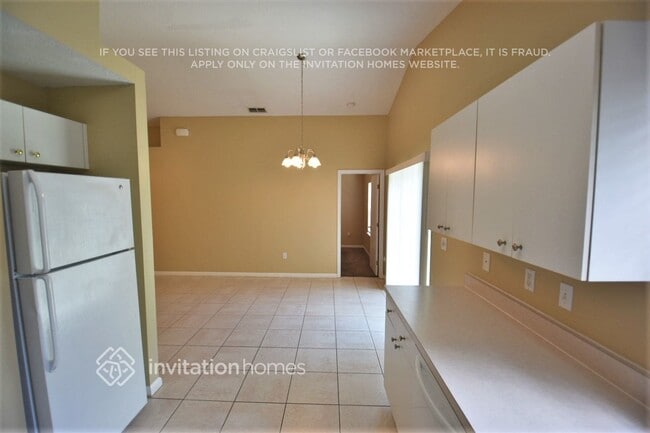 Building Photo - 1319 W Knollwood St