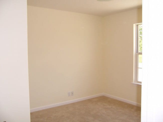 Building Photo - 4 bedroom/2 bath in Lake Victoria