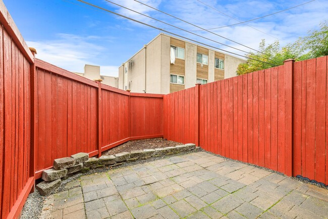 Building Photo - South Seattle 2 Bedroom 1.5 Bath Townhouse...