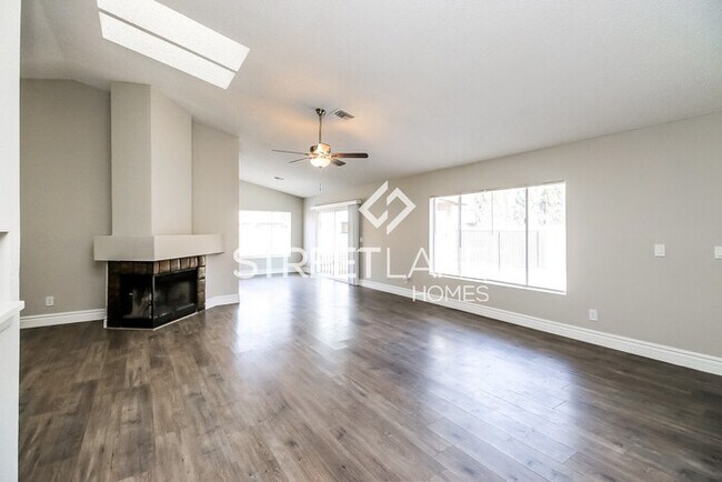 Building Photo - 4 Bedroom with Swimming Pool!