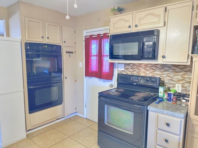 Building Photo - OPEN HOUSE --TODAY --    8-2-25  12-1PM; R...