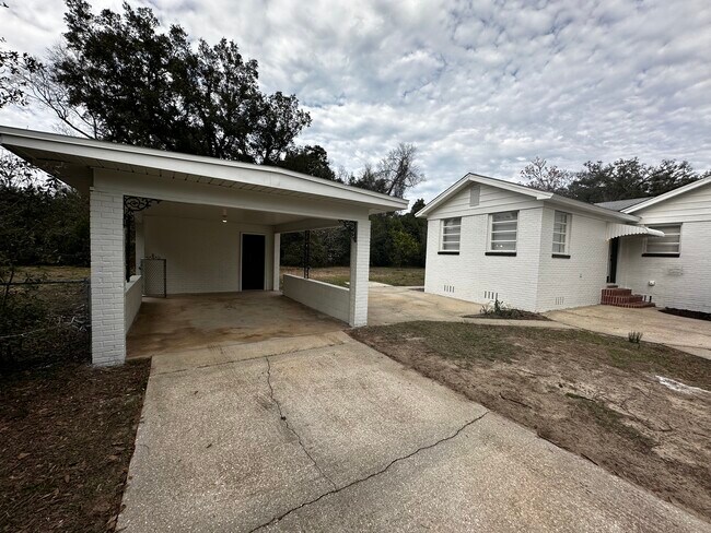 Carport - 3402 W Lee St