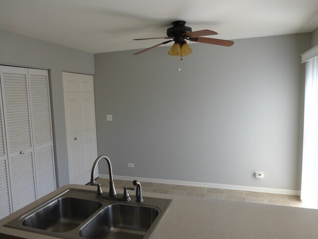 Foto del edificio - 914 Clover Ln