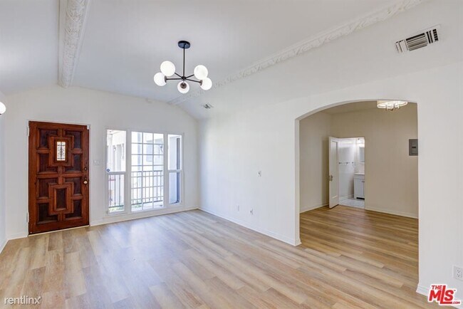 Building Photo - 2 br, 2 bath Condo - 322 S Reeves Dr Apt B