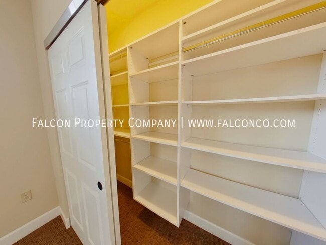 Building Photo - Lovely Townhouse In Stetson Hills! - Appro...