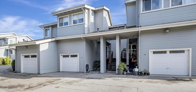 Building Photo - Central Location Overlooking Struve Slough!