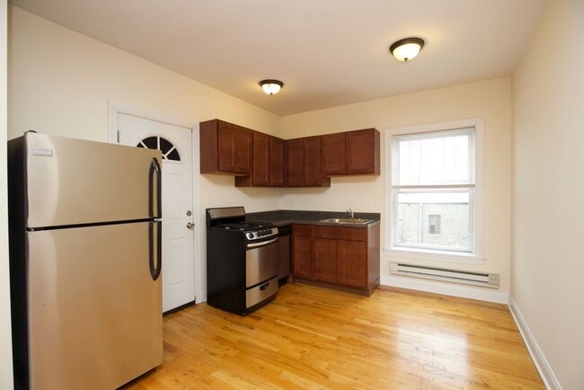Building Photo - 814 W Cornelia Ave
