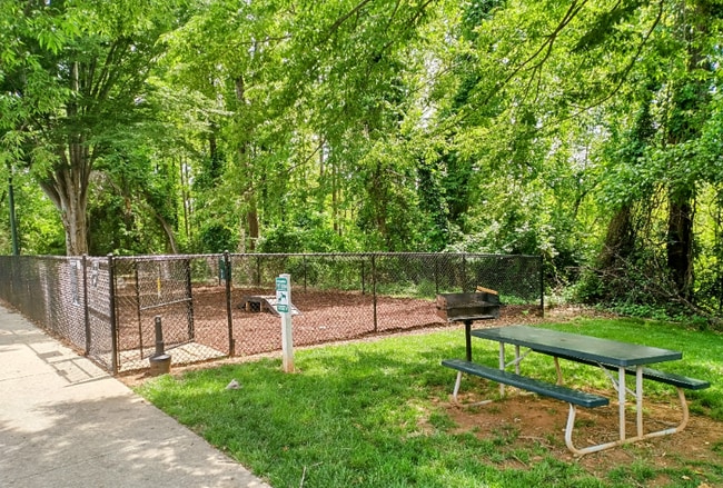 Foto del edificio - 600 Reusens Rd