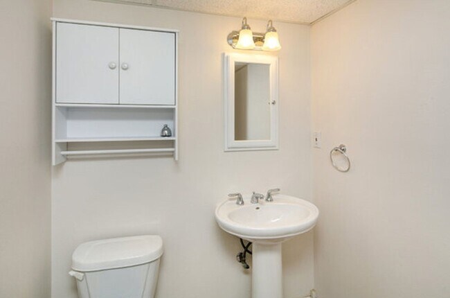 Foto del edificio - Spacious 4 Bedroom Home with Finished Basement, Vaulted Ceilings & Huge Fenced Yard