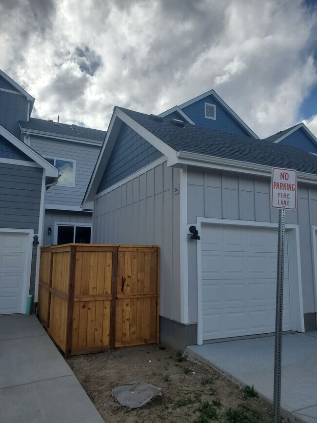 Building Photo - Beautiful and Updated 2BR Townhome With At...