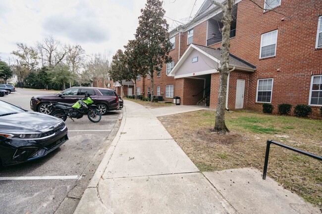 Building Photo - 2 Bedroom/2 Bath Condo in Gated Capital Lu...