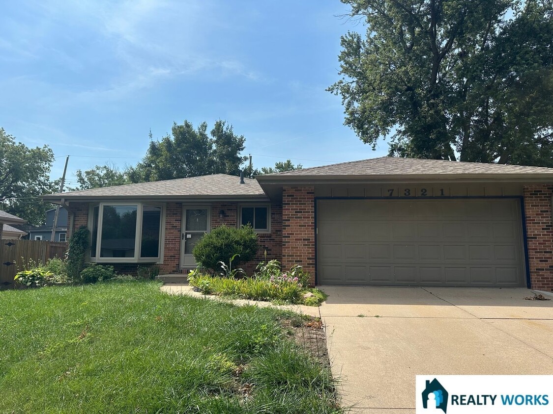 Primary Photo - Charming 4 Bed Home
