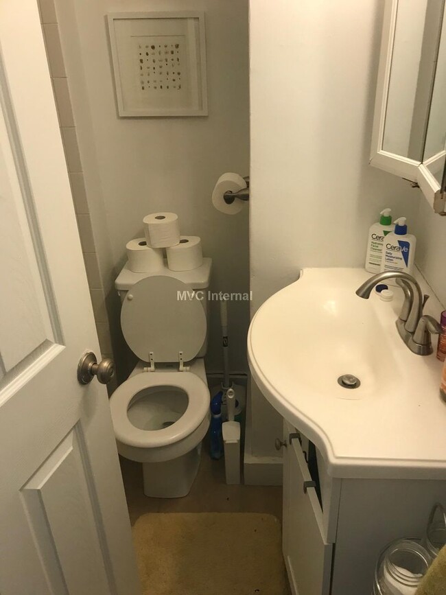 Foto del edificio - Nicely located 1 bed unit located right ne...