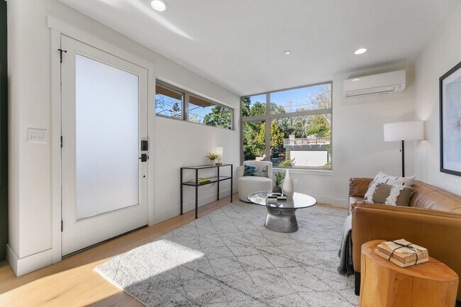 Building Photo - 2BR/1.75Ba Seattle Townhouse