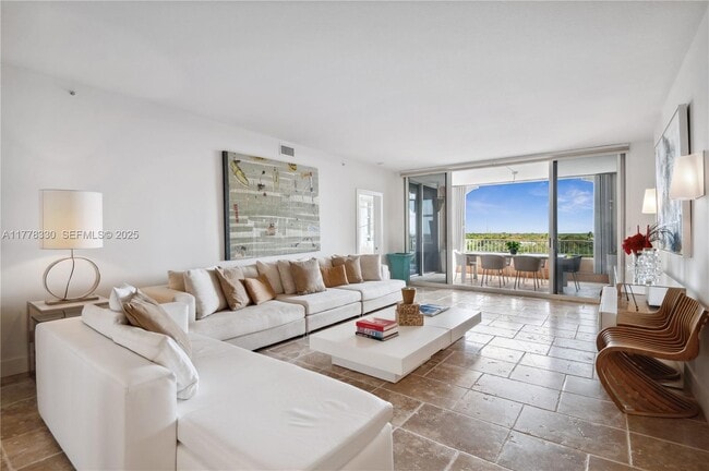 Foto del edificio - 747 Crandon Blvd