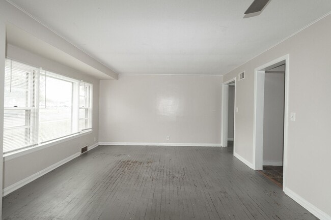 Building Photo - 4 Bed 2 Bath House on East Campus