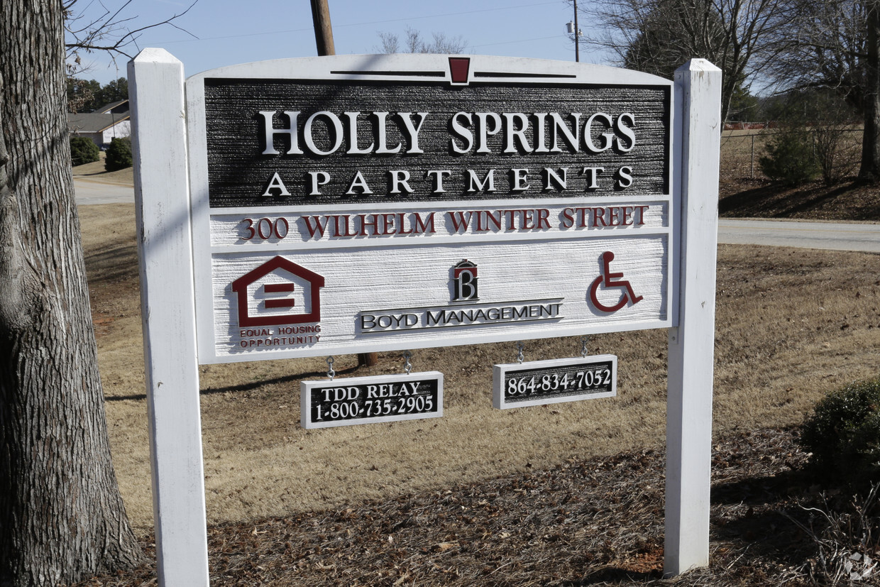 Building Photo - Holly Springs