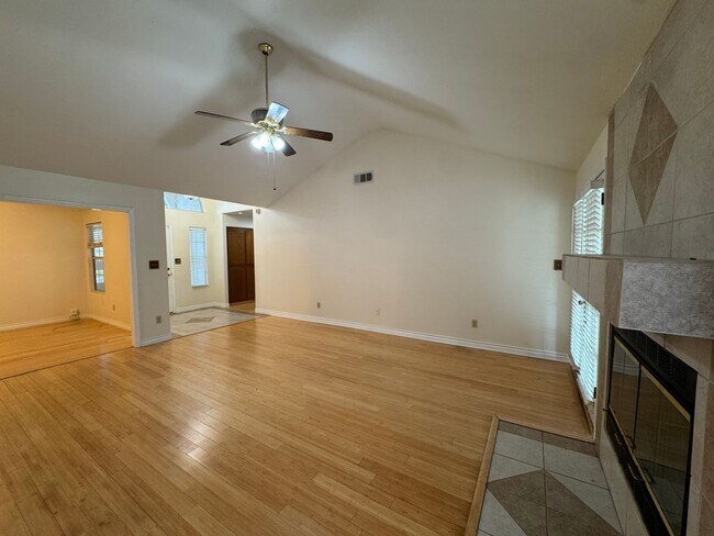 Foto del edificio - NE Bakersfield home with a sunroom!