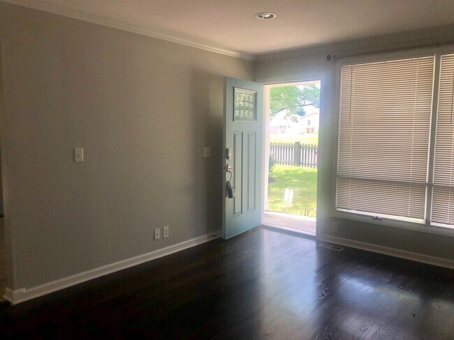 Foto del edificio - Cleveland Park Renovation!  Walking Distan...