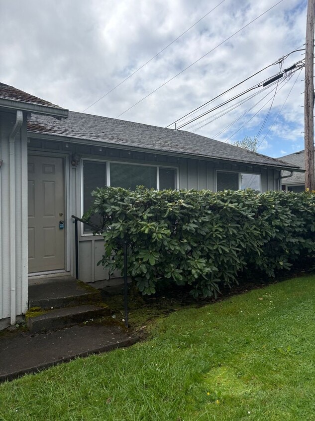 Updated 2BD/1BA Duplex in Cal Young Neighborhood - Updated 2BD/1BA Duplex in Cal Young Neighborhood