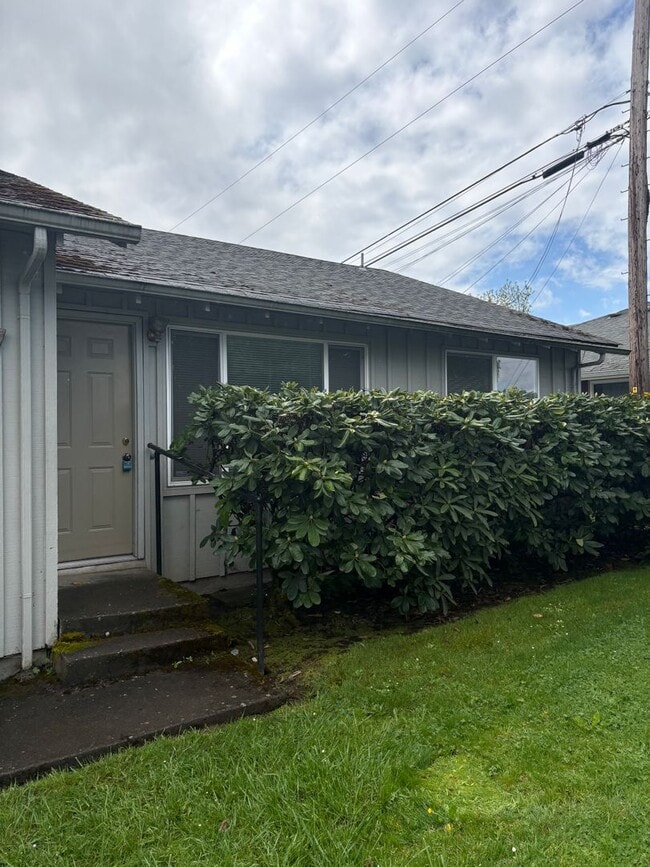 Updated 2BD/1BA Duplex in Cal Young Neighborhood - Updated 2BD/1BA Duplex in Cal Young Neighborhood Townhome