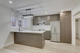 Building Photo - 2520 Bloor St W