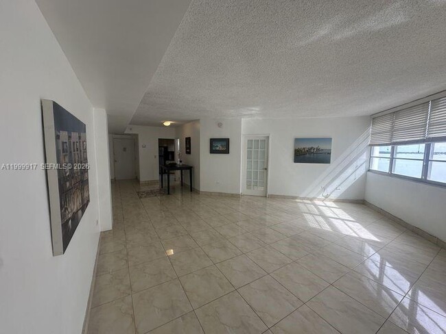 Building Photo - 801 Brickell Bay Dr