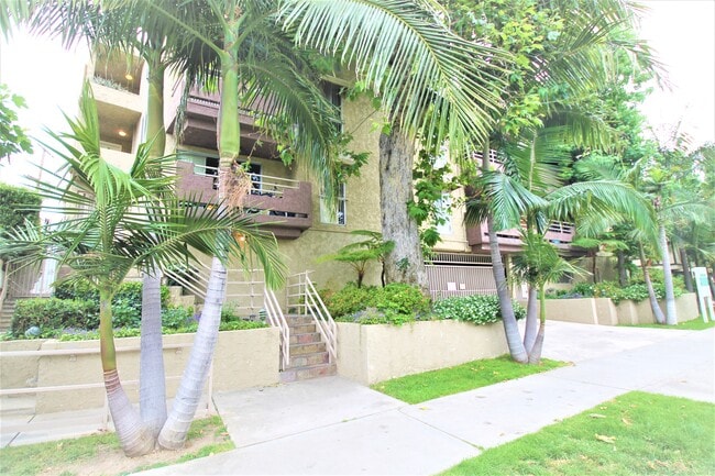 Building Photo - 15040 Moorpark St