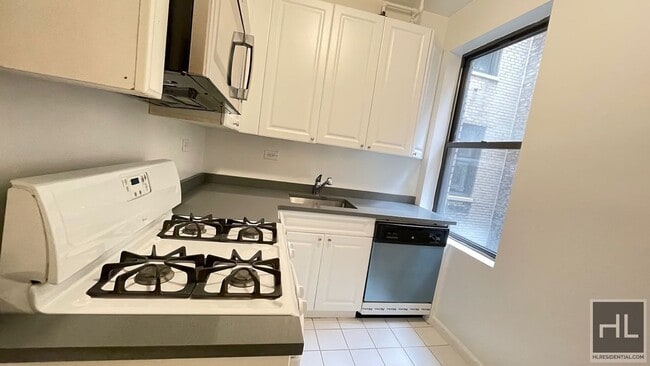 Building Photo - 2 Bedroom 1 Bath Apartment In Midtown $5,8...