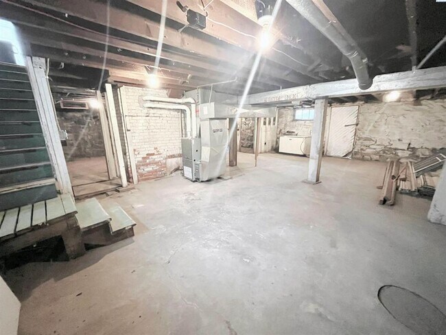 Building Photo - Historical house in Colfax!