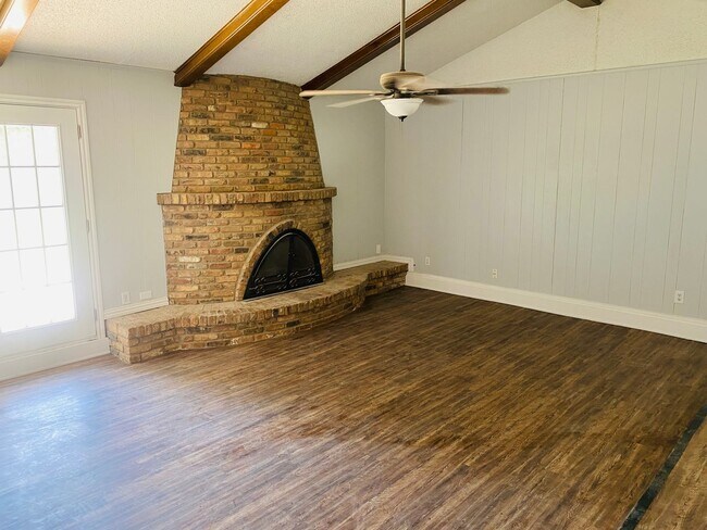 Foto del edificio - 3 bed 2 bathroom with Fireplace!