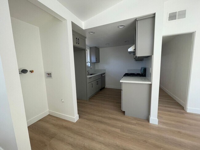 Foto del edificio - 600 S Brookhurst Rd.