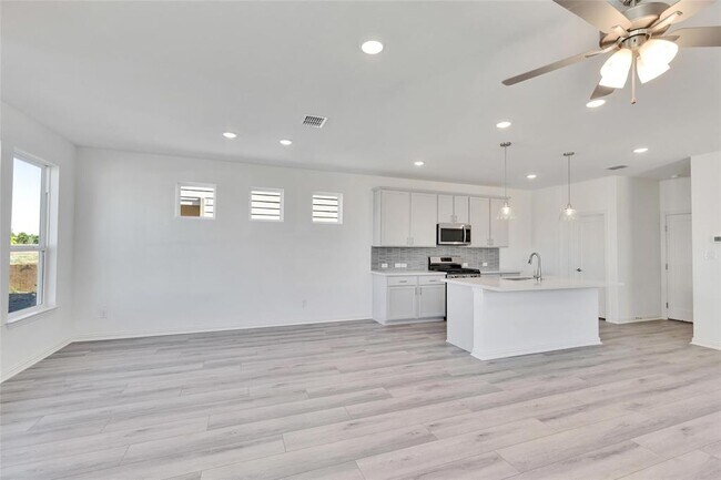 Foto del edificio - 148 Hartson Dr