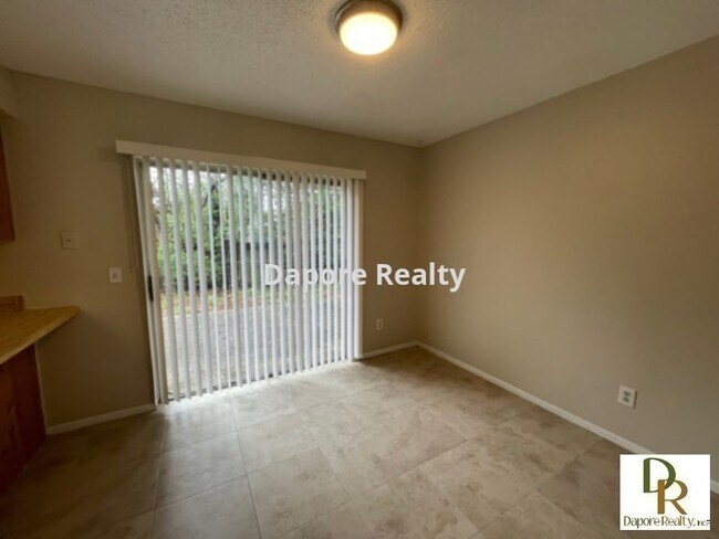 Building Photo - 3 Bed, 2 Bath, NEW Tile Floors, Fenced Yar...