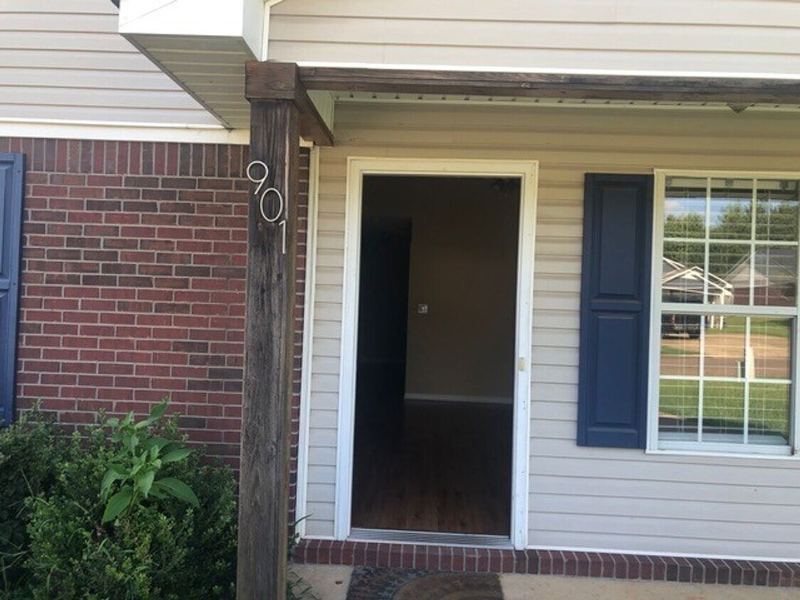 Primary Photo - 3 Bedroom, 2 bath , Fenced Backyard