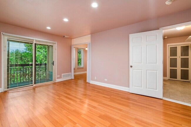 Building Photo - 2210 Country Club Dr