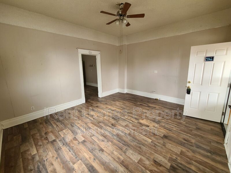 Primary Photo - 319 W Ave B