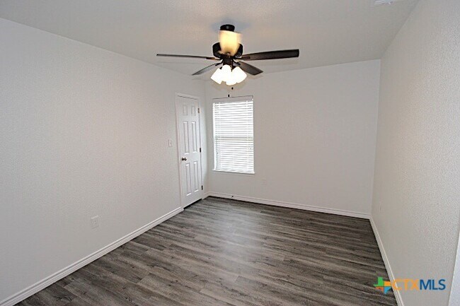 Foto del edificio - 118 Wind Ridge Dr