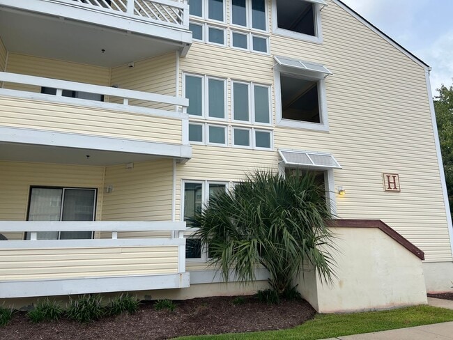 Building Photo - ONE MONTH FREE with an eighteen-month leas...