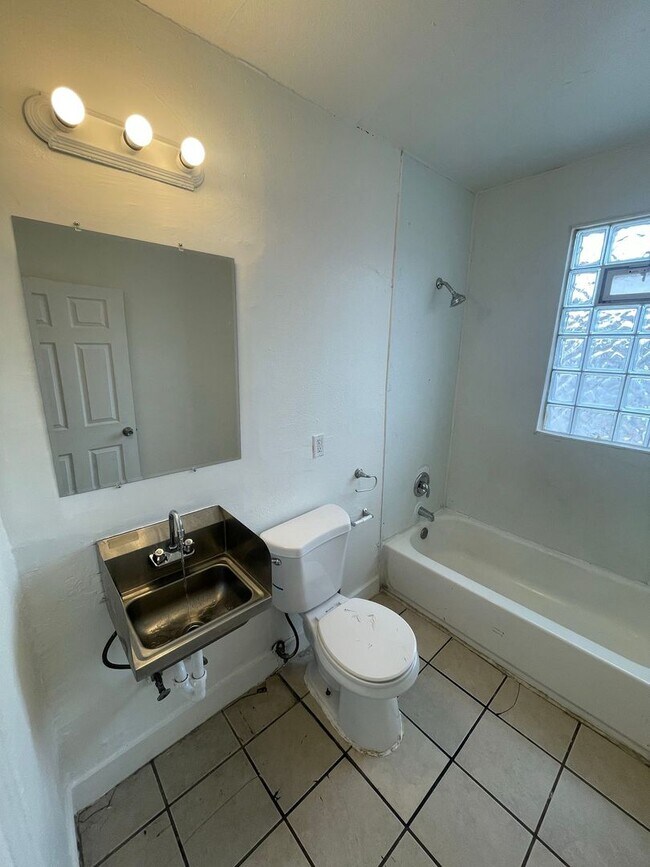 Building Photo - 1120-1122 W Locust St. (Duplex)(ACE PROPERTY)