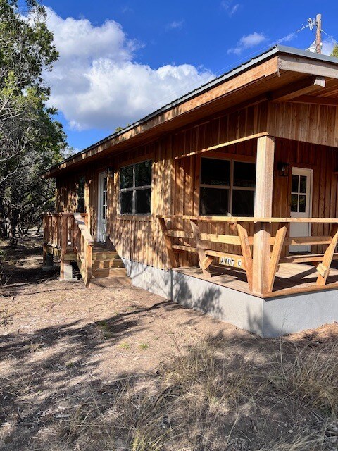 Porche delantero con banco incorporado y porche lateral. - 1565 Pump Station Rd