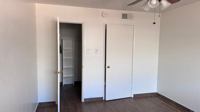Foto del edificio - 8057 Meadow Rd